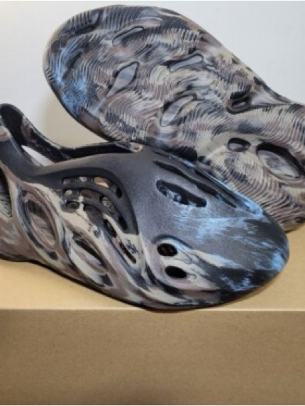 Marbled Foam Slip-On Clogs - Black & Gray
